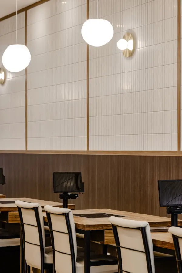 격자 프레임과 글로브 조명이 어우러진 세련된 한식당